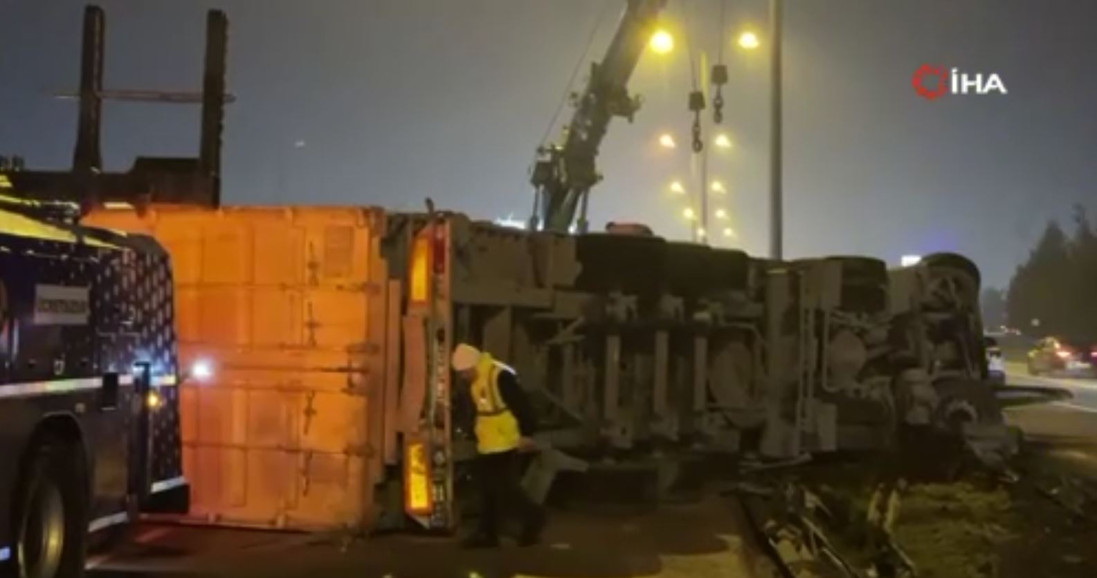 Tuzla’da lastiği patlayan tır devrildi: TEM’de trafik yoğunluğu oluştu