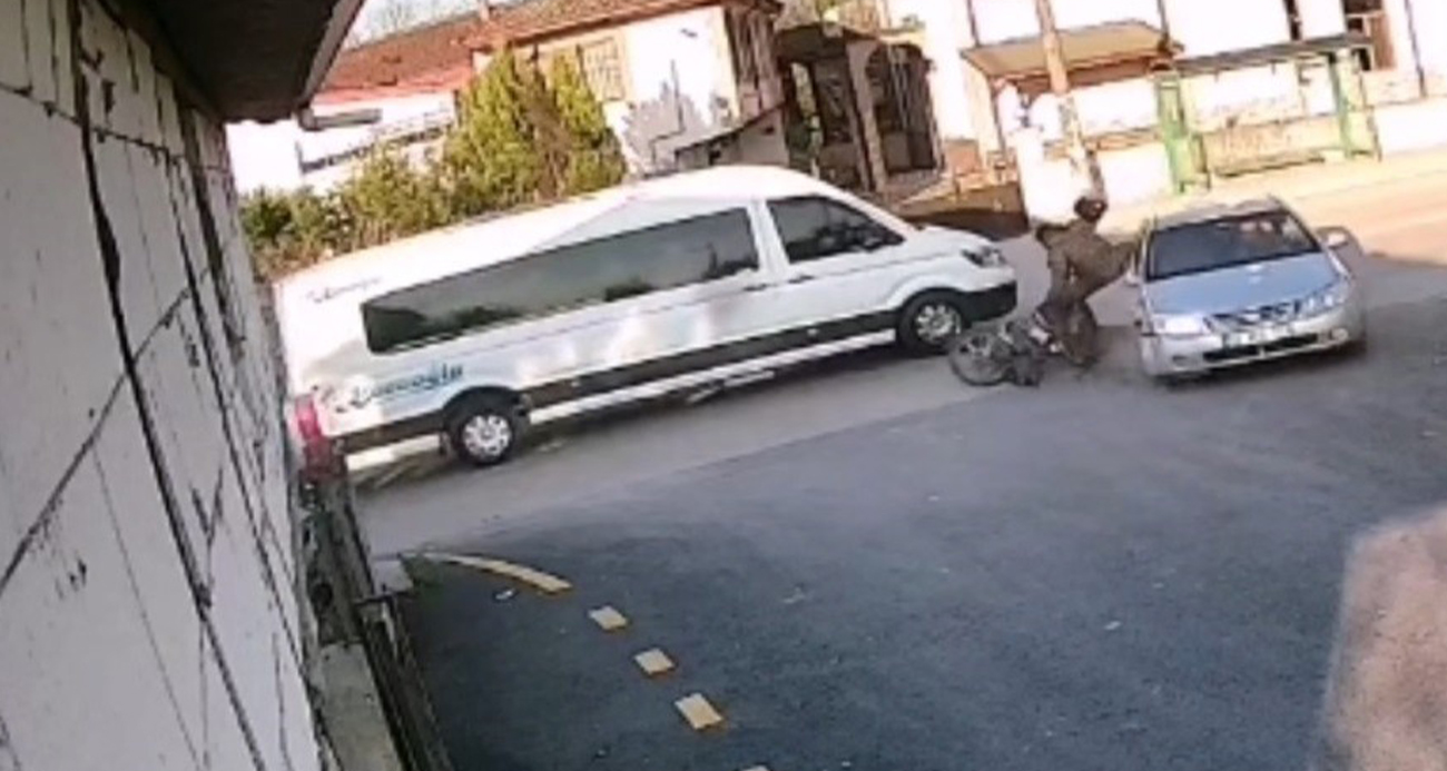 Sağdan sollayan motosikletli otomobile çarptı: Kaza anı kameraya yansıdı