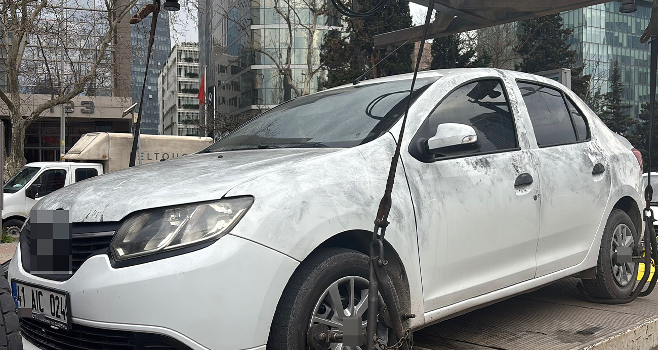 Beşiktaş’ta İsrail Konsolosluğu önünde polis ekipleriyle çatışan teröristlerin olay yerine geldiği beyaz renkli otomobil polis ekiplerinin yaptıkları incelemeler sonrası çekici ile olay yerinden kaldırıldı. Daha sonra caddeye çekilen güvenlik şeridi kaldırılarak yol trafiğe açıldı.