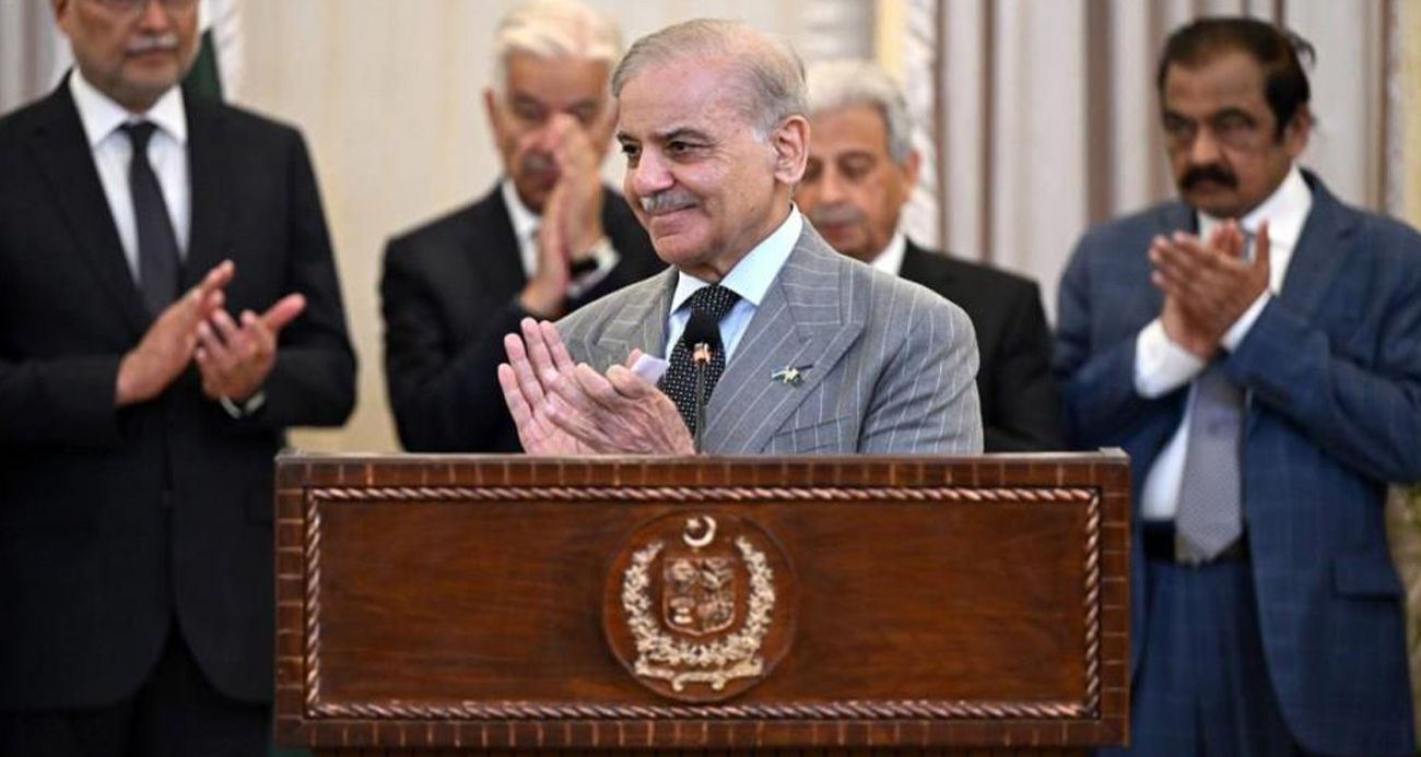 Pakistan Başbakanı Şahbaz Şerif, ABD Başkanı Donald Trump'tan İran'a yönelik planlanan saldırıyı ertelemesi talebinde bulunarak, "Diplomasinin devam edebilmesi için Başkan Trump’tan süreyi iki hafta uzatmasını içtenlikle talep ediyorum" dedi.