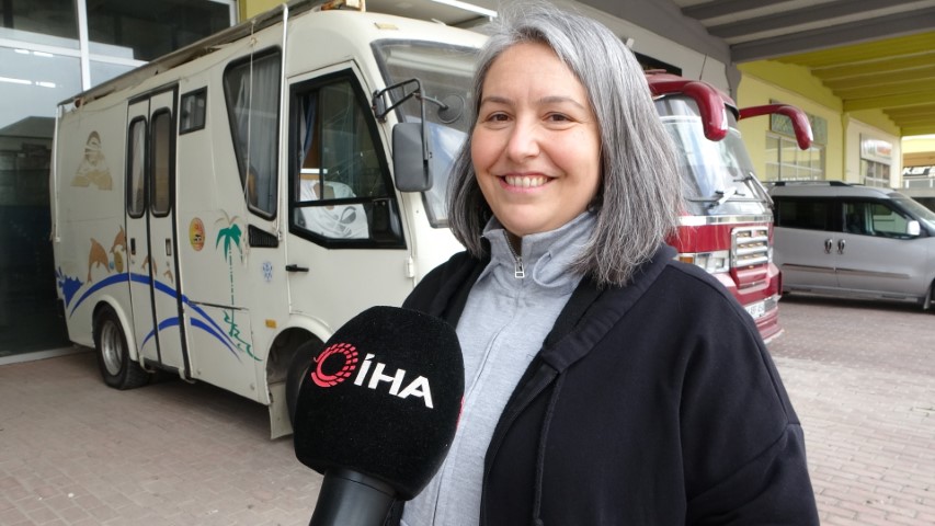 Babasından kalan sessiz hatıralara gözü gibi bakıyor