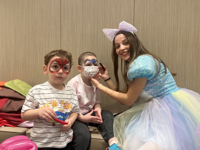 Bebeklikte kansere yakalanan minik kahramanların umut veren zaferi