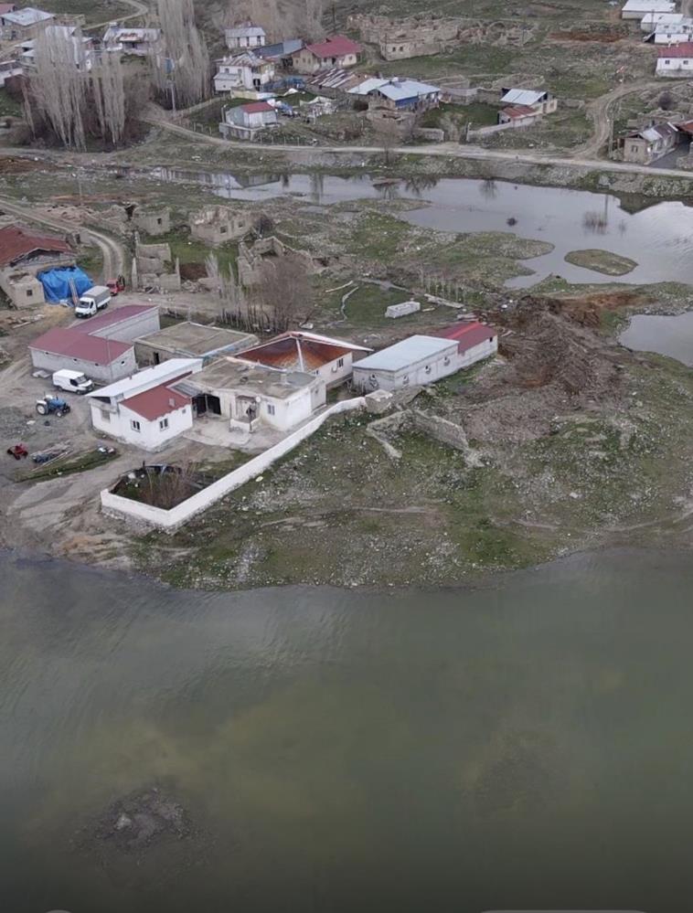 Baraj suları taştı, evler gölün ortasında kaldı