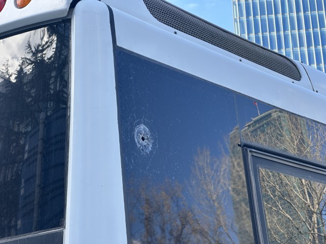 Beşiktaş’ta kurşun yağmurunda kalan servis araçları görüntülendi