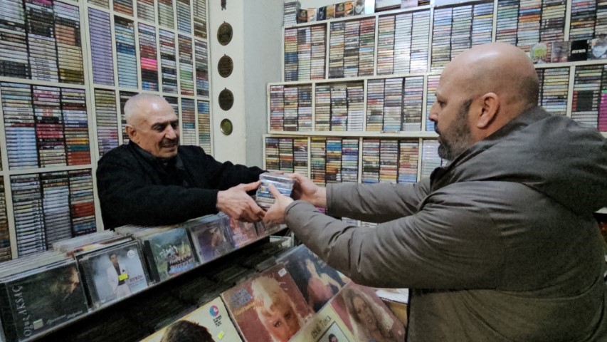 Teknolojiye direndi, 50 yıldır plak ve kaset satıyor
