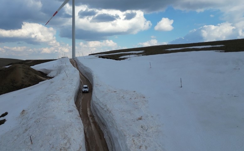 Kar duvarları arasında kalan yol görenleri hayrete düşürdü
