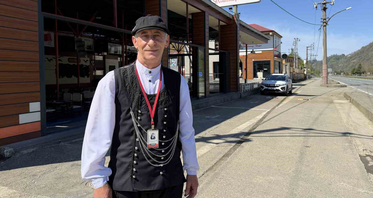 Tesise gelen tur otobüsleri ve minibüsleri adeta uçak yönlendirme görevlisi gibi karşılıyor