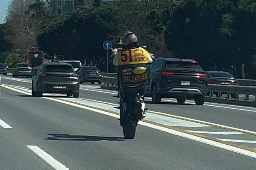 Kadıköy’de plakasız motosikletin tehlikeli yolculuğu kamerada