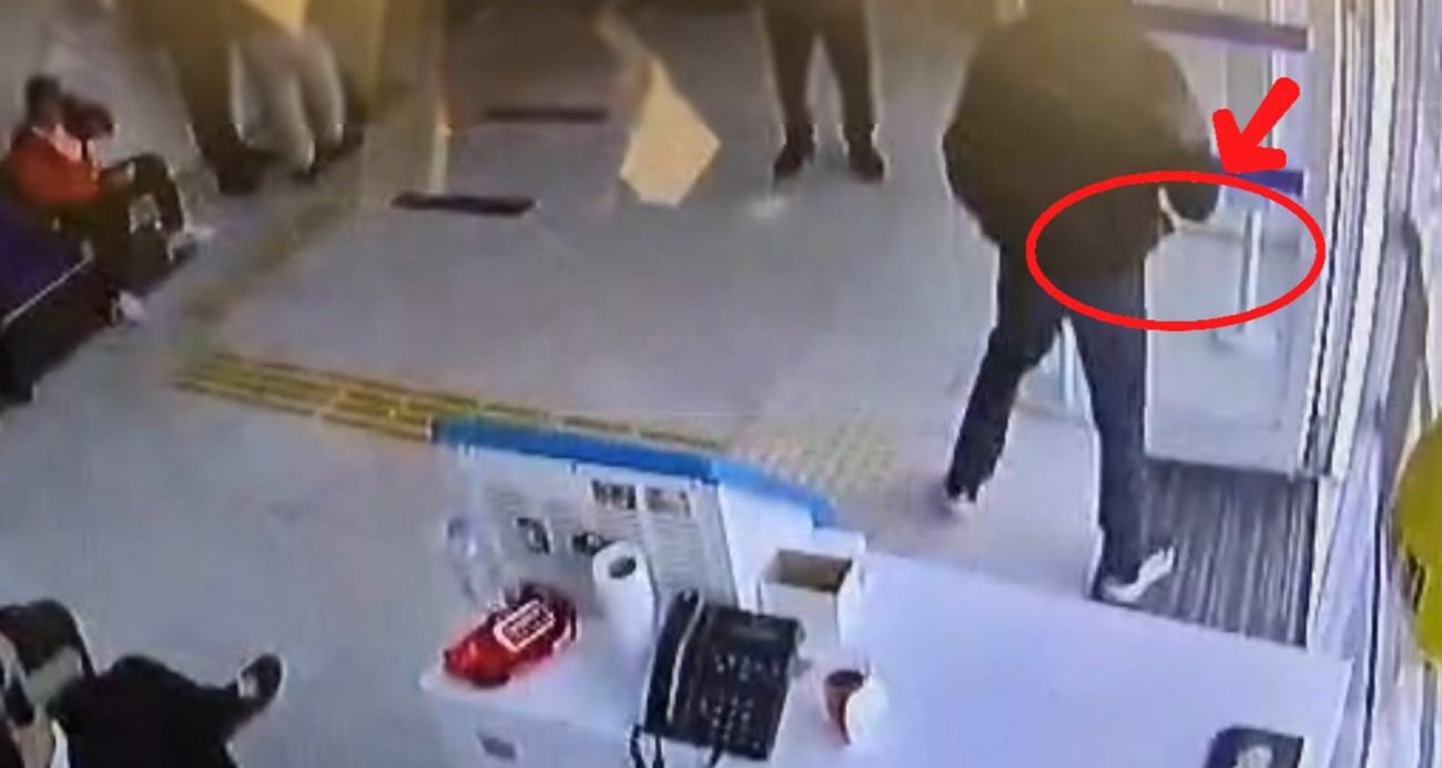 Banka şubesinde satırla gasp girişimi