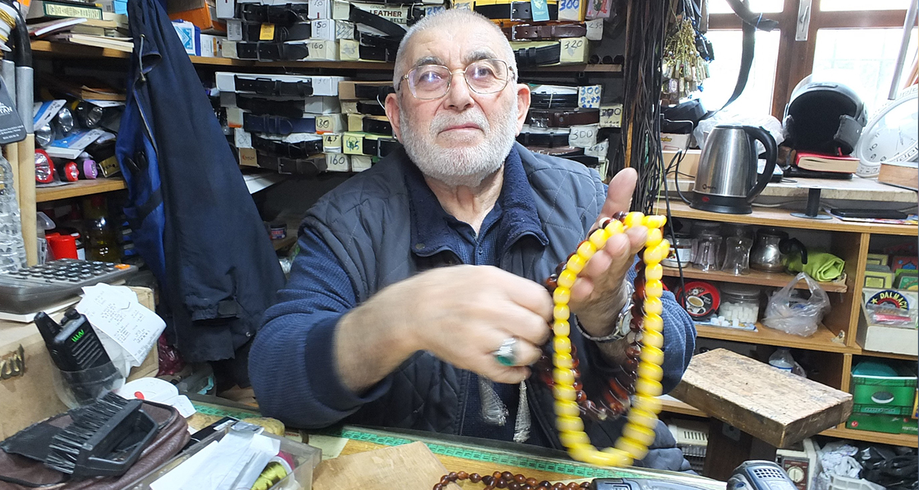 71 yaşındaki Cevat Dede tespih dizerek para kazanıyor