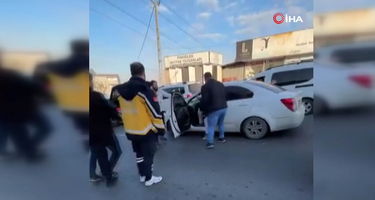 Başakşehir’de kaza sonrası yol ortasında kavga: Sürücüye yumruklarla saldırdı