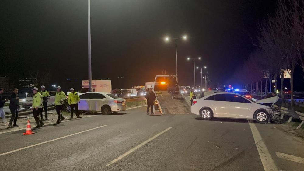 Kağıthane’de zincirleme kaza: Kopan bariyer minibüse böyle çarptı