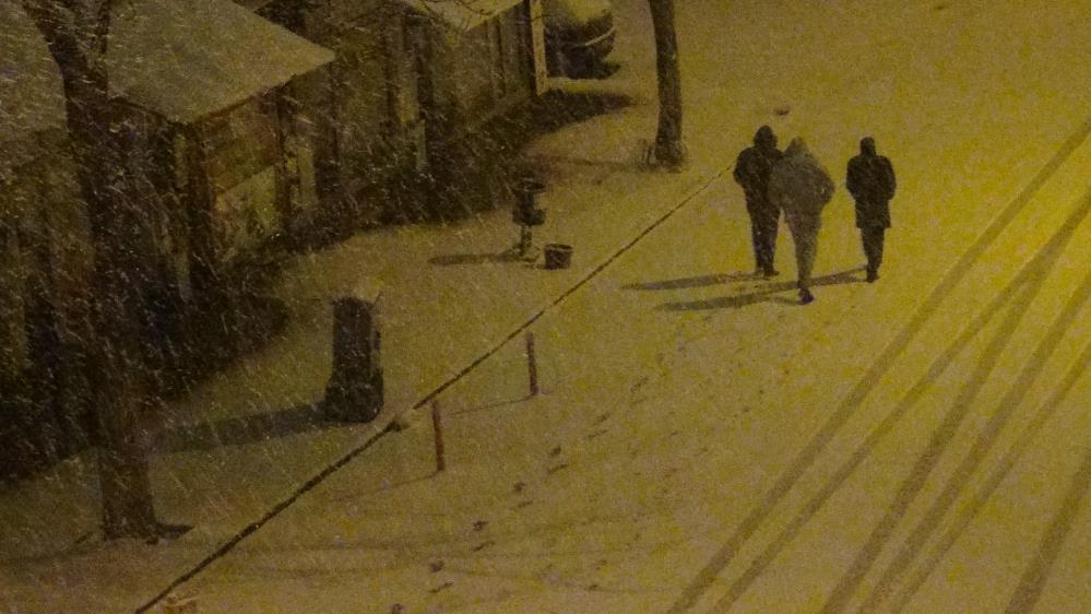 Kars’ta Nisan sürprizi: Şehir merkezi 5 dakikada beyaza büründü