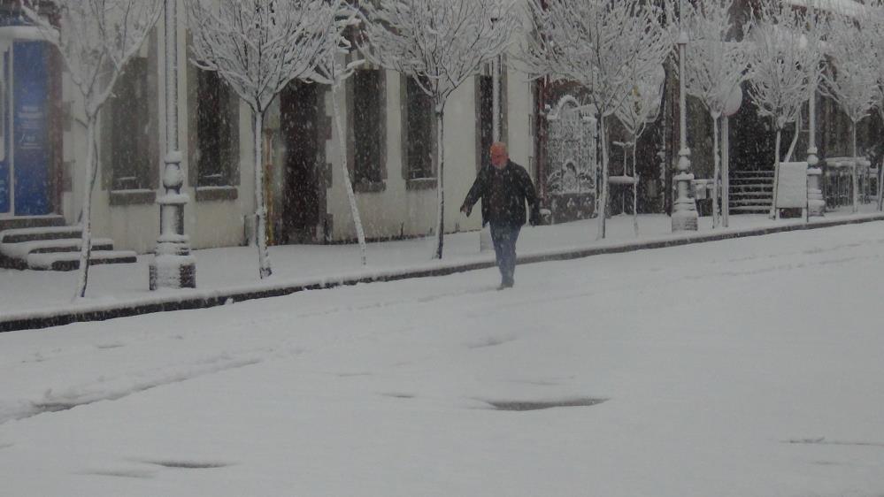 Kars’ta yer gök beyaz: Kar kalınlığı 30 santimi aştı