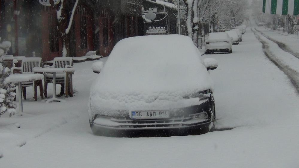 Kars’ta yer gök beyaz: Kar kalınlığı 30 santimi aştı