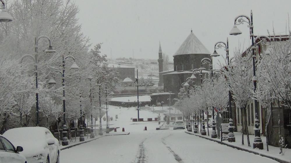 Kars’ta yer gök beyaz: Kar kalınlığı 30 santimi aştı