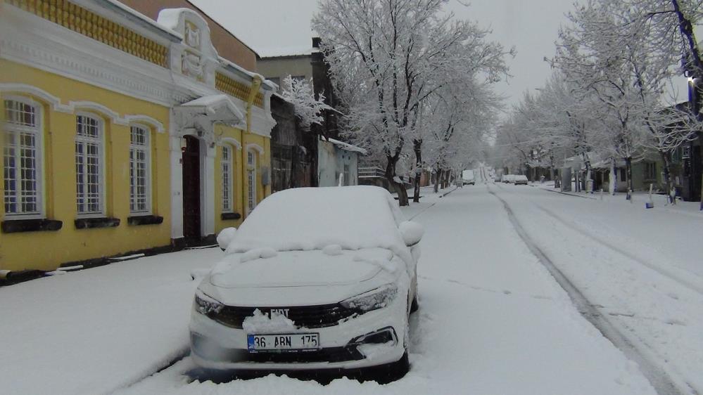 Kars’ta yer gök beyaz: Kar kalınlığı 30 santimi aştı
