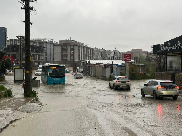 Şiddetli yağış sele neden oldu, göle dönen yollarda araçlar mahsur kaldı