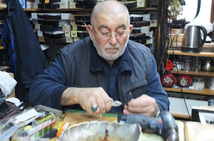 Balıkesir’de 71 yaşındaki Cevat Dede tespih dizerek para kazanıyor