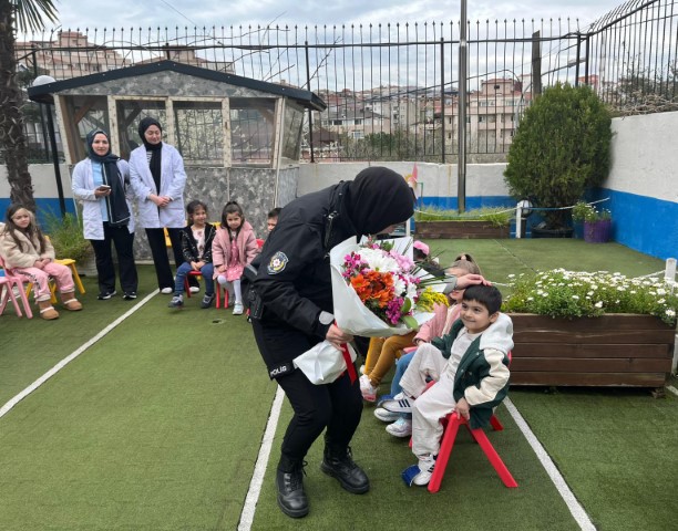 Üsküdar’da anaokulu öğrencilerinden polislere 