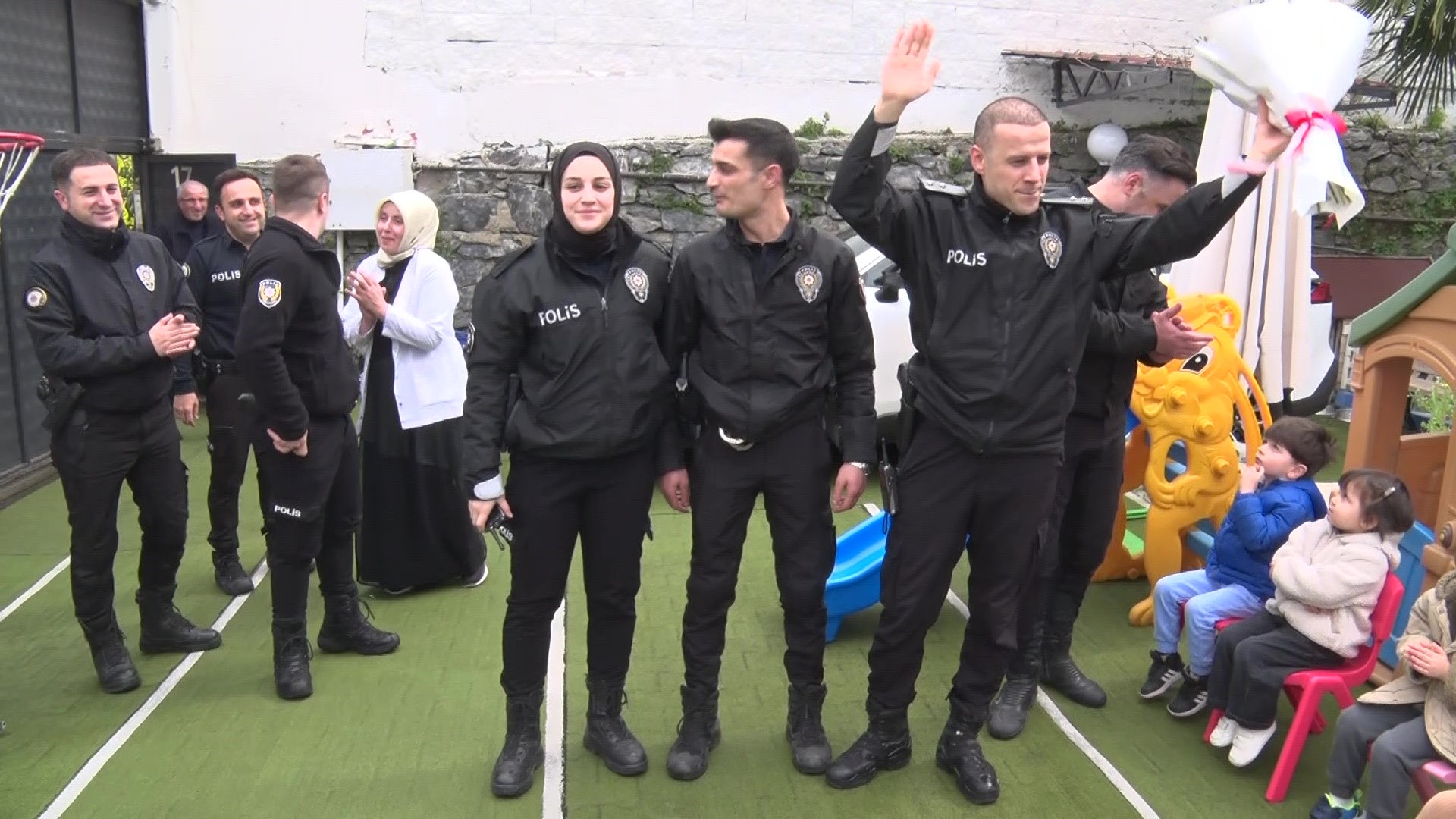 Üsküdar’da anaokulu öğrencilerinden polislere 