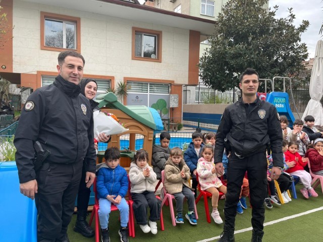Üsküdar’da anaokulu öğrencilerinden polislere 