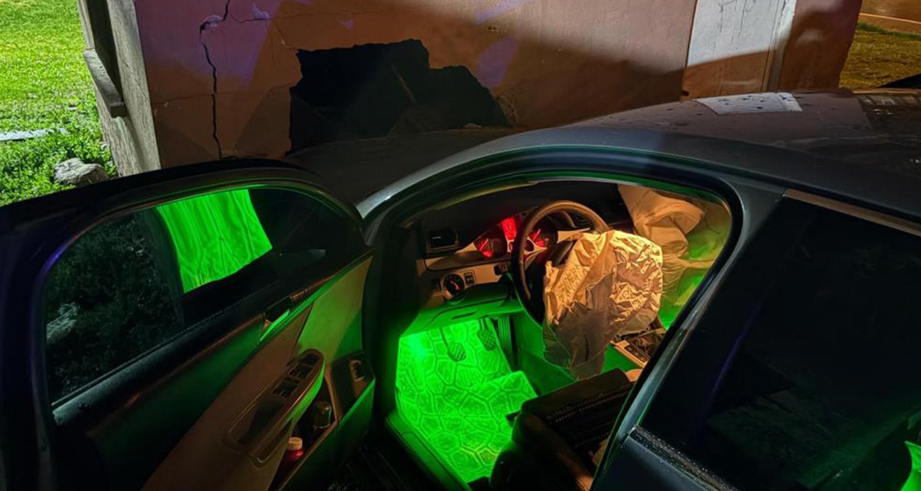 Yağışlı havada kontrolden çıkan otomobil depo duvarına çarptı