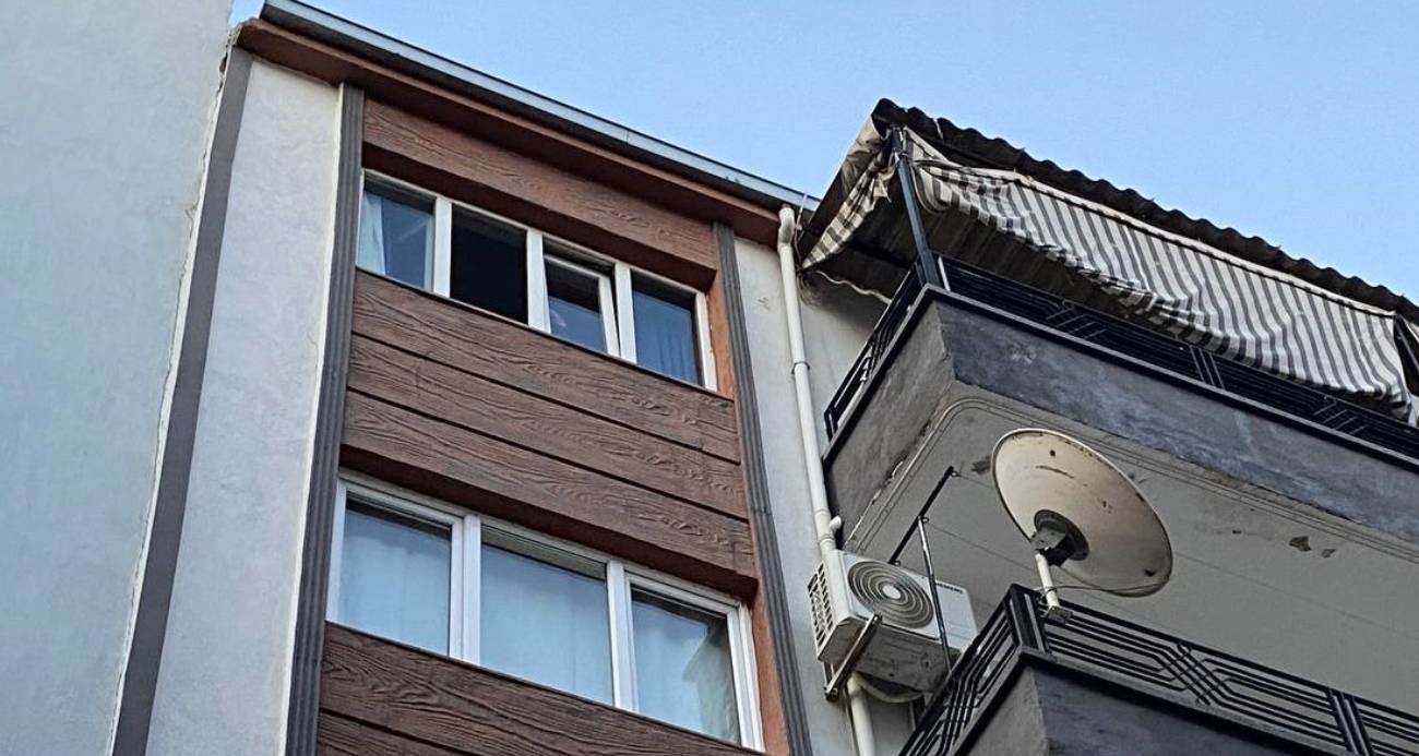 Aydın’ın Efeler ilçesinde temizlikçi bir kadın, 5 katlı apartmanın son katında cam silerken pencereden düşerek ağır yaralandı.