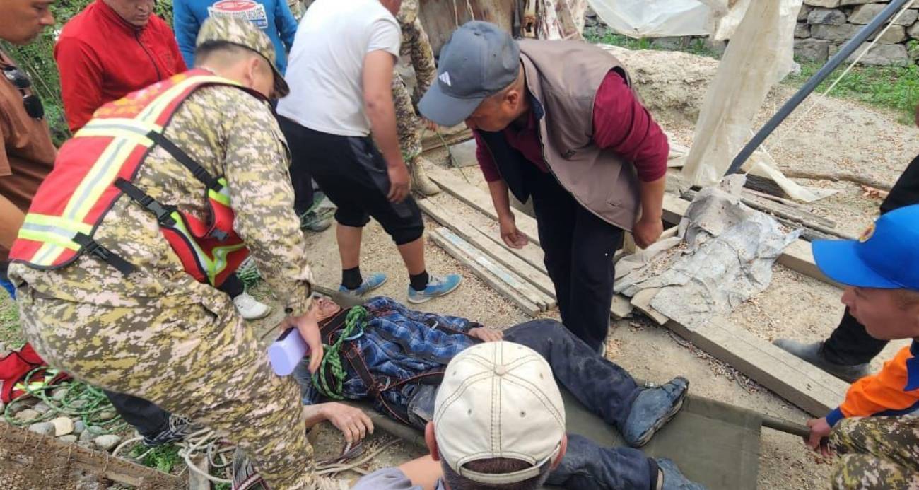 Kırgızistan’da 65 yaşındaki adam, indiği 18 metre derinliğindeki kuyuda 16 gün boyunca mahsur kaldı.