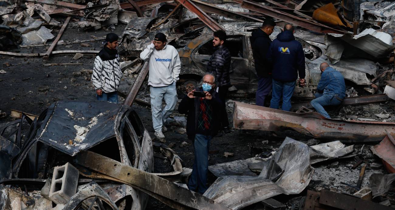 Lübnan Sağlık Bakanlığı, İsrail'in dün ülkenin çeşitli bölgelerine eş zamanlı olarak düzenlediği saldırılarda hayatını kaybedenlerin sayısının 303'e, İsrail'in 2 Mart'tan bu yana düzenlediği saldırılarda ise toplam can kaybının bin 888'e yükseldiğini açıkladı.
