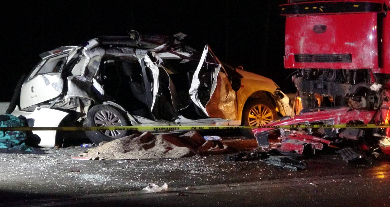 Kazada hayatını kaybeden annenin kaza anında arka koltukta oturan çocuklarını korumak için üzerlerine kapandığı öğrenildi.