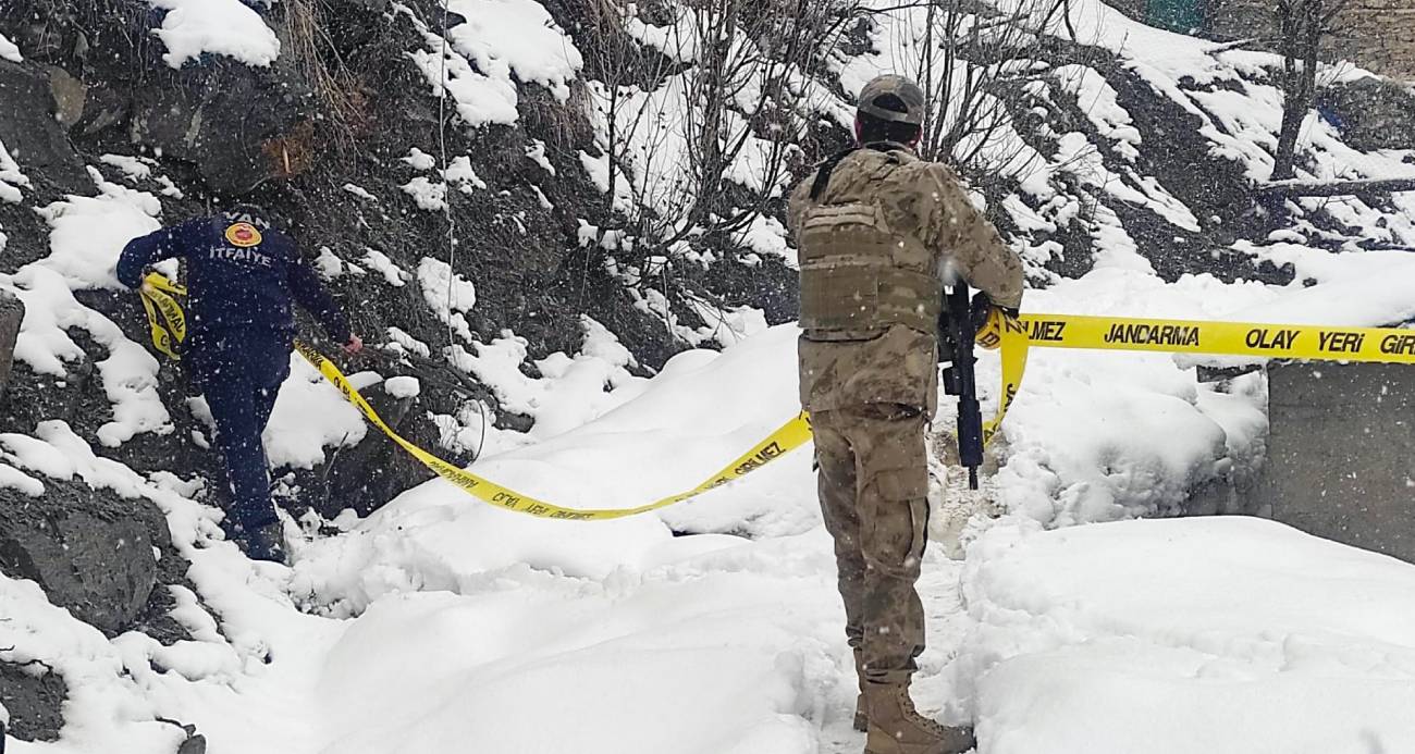 Van’ın Çatak ilçesinde meydana gelen toprak kayması sonucu 2 katlı bir evde maddi hasara yol açtı.