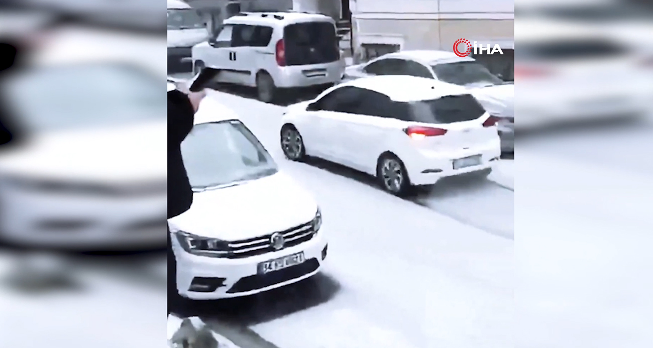 İstanbul’da etkili olan dolu yağışı vatandaşlara zor anlar yaşattı. Beyaza bürünen Sultangazi’de sürücüler, ilerlemekte güçlük çekti.