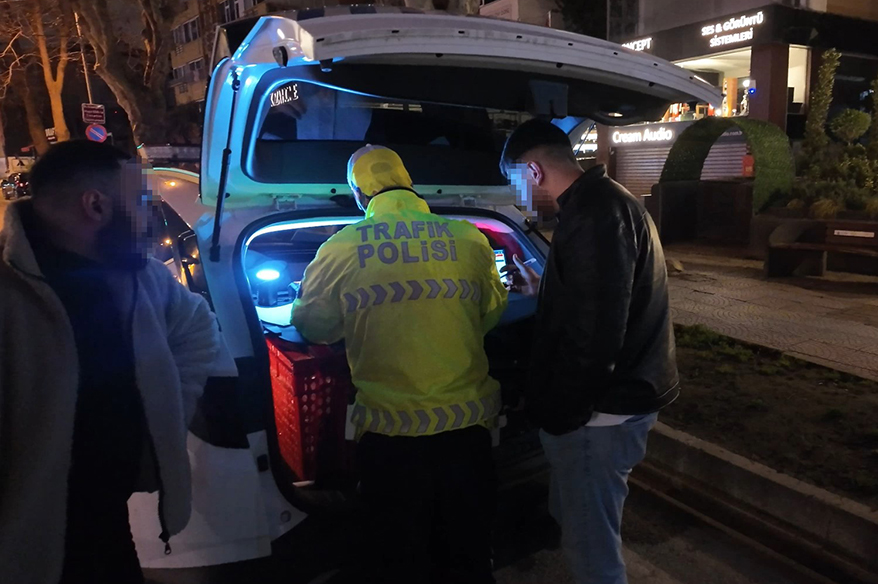 Kadıköy’de alkollü sürücü ekiplere zorluk çıkardı