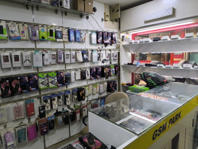 Arkadaşının ‘kamera var’ demesine aldırış etmeyen hırsız telefonu çaldı