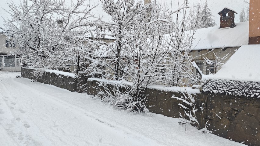Bitlis’te nisanda kara kış: 84 köy yolu ulaşıma kapandı
