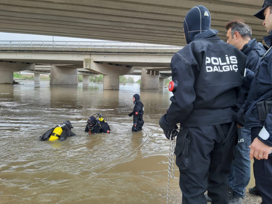 Yağmurdan yükselen dere, aracıyla köprü altından geçmek isteyen yaşlı adamı yuttu