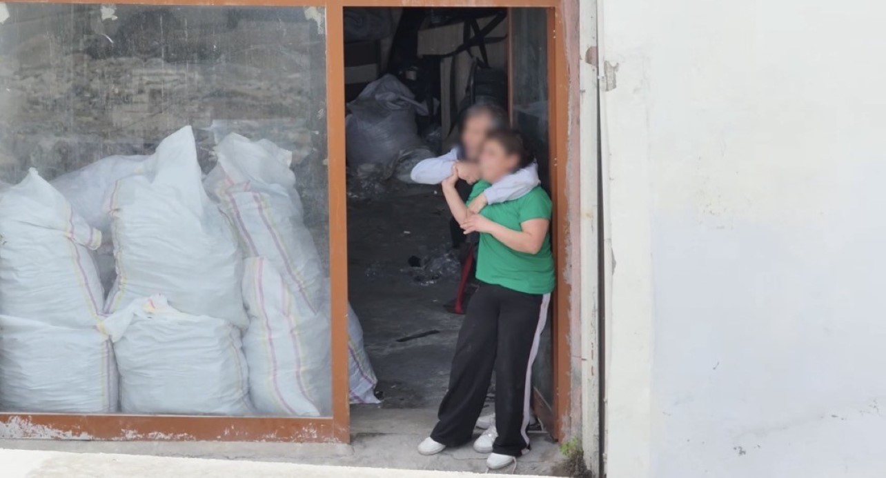 Gaziantep’te ‘teslim ol’ çağrılarına ateşle karşılık vererek 5 kişiyi rehin alan ve sevgilisini ayağından yaralayan şahıs adım adım takip edilerek yakalandı.
