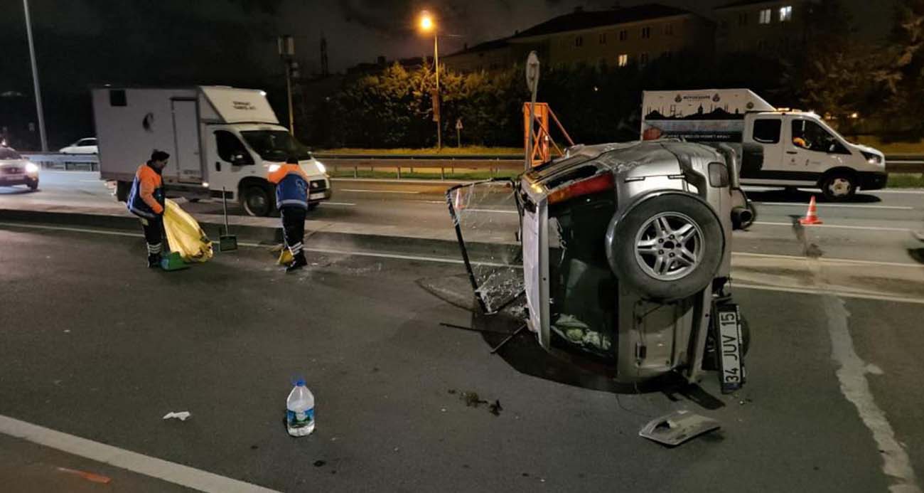  Kağıthane’de viyadük üzerinde seyreden cipe çarpan alkollü sürücü kazaya sebep oldu. Cipin içinde sıkışan sürücü itfaiye tarafından çıkarılırken, 2 şerit trafiğe kapandı.