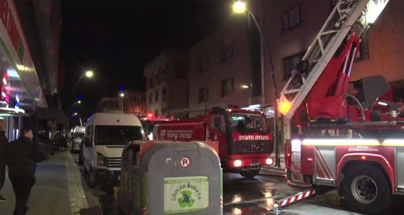 Küçükçekmece’de gece saatlerinde otelde yangın çıktı. Yangın itfaiye ekiplerinin hızlı müdahalesi söndürülürken mahsur kalan iki kişi itfaiye ekiplerince kurtarıldı. Yangının ilk anları vatandaş kamerasına yansıdı.