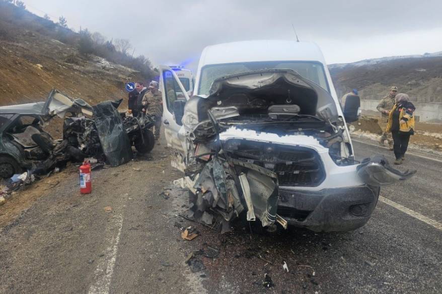 Öğretmenleri taşıyan servis ile otomobil çarpıştı: 1 ölü, 2’si ağır 10 yaralı