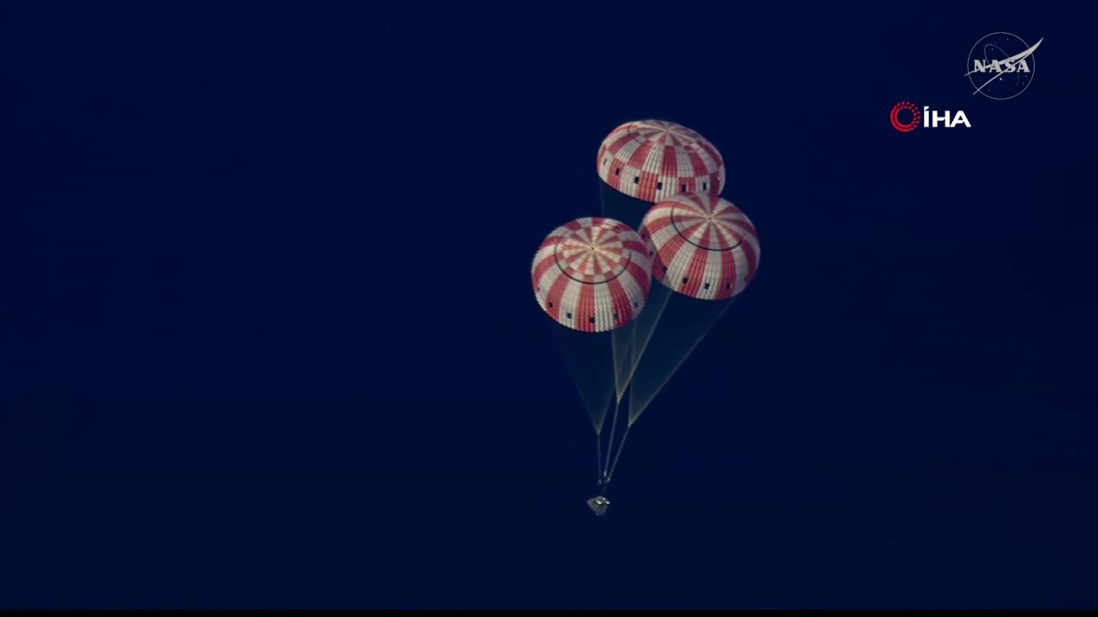 İran heyetinin uçağına ABD'nin Minab'daki saldırısında ölen çocukların fotoğrafları konuldu