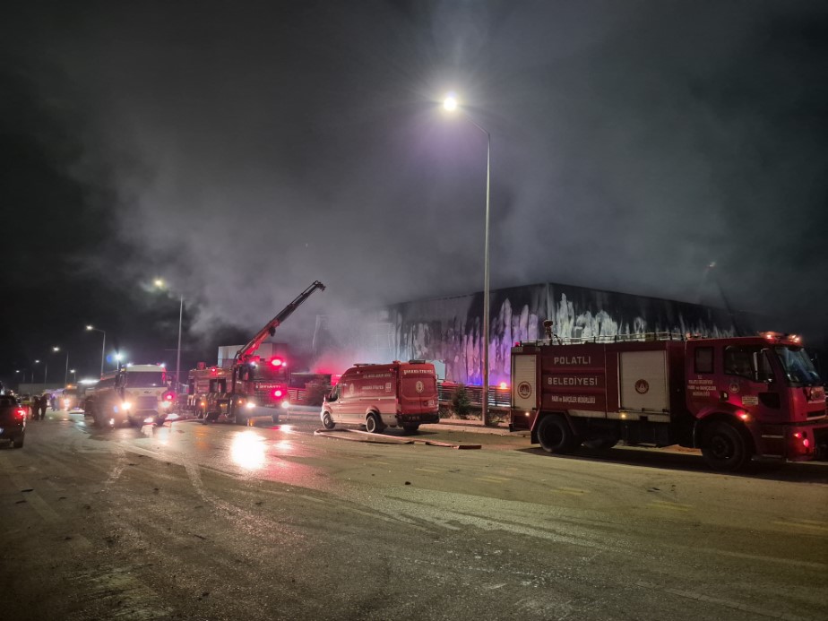 Ankara’da bir ilaç fabrikası çıkan yangın sonrası kullanılamaz hale geldi