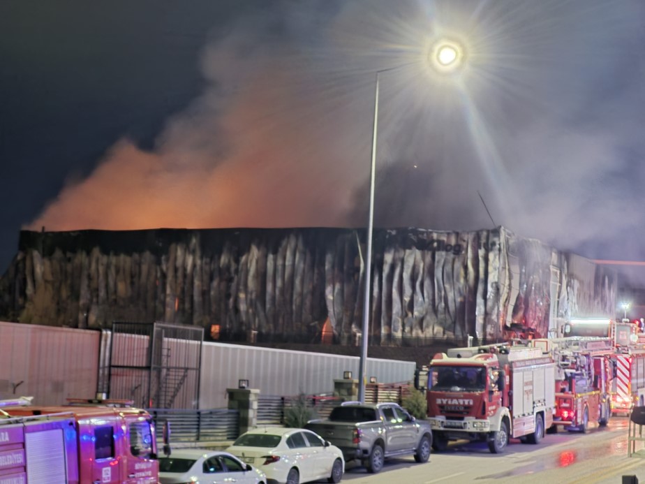 Ankara’da bir ilaç fabrikası çıkan yangın sonrası kullanılamaz hale geldi