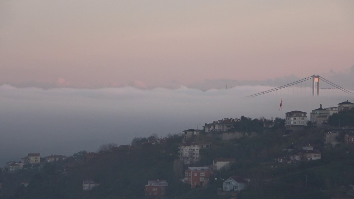 İran heyetinin uçağına ABD'nin Minab'daki saldırısında ölen çocukların fotoğrafları konuldu