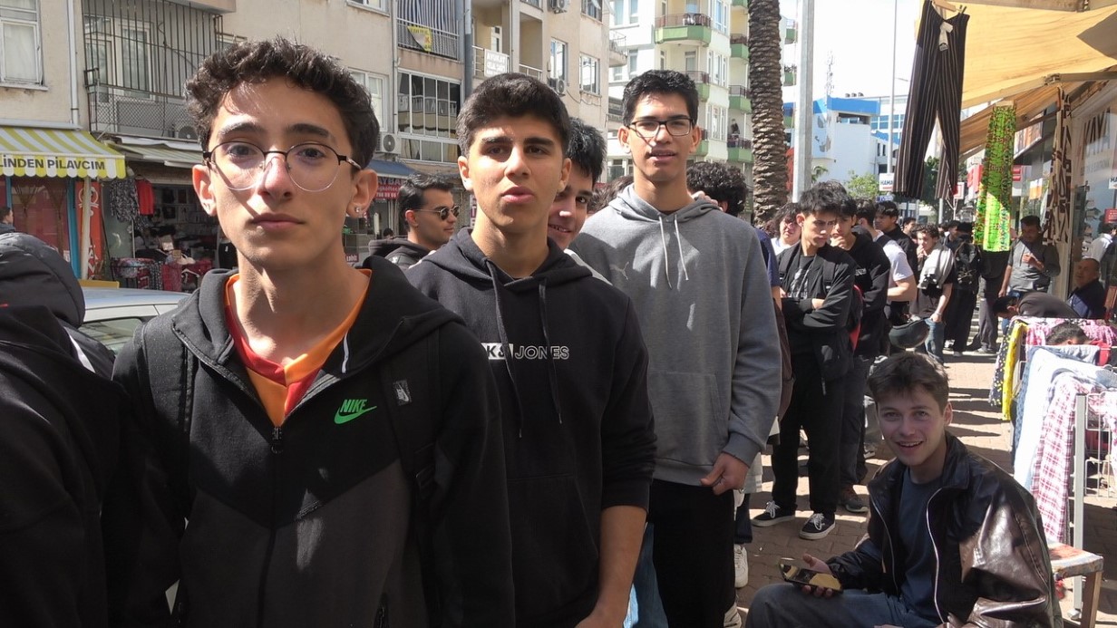 Antalya’da indirimli ikinci el giyim mağazası açılışı yoğun ilgi nedeniyle izdihama dönüştü