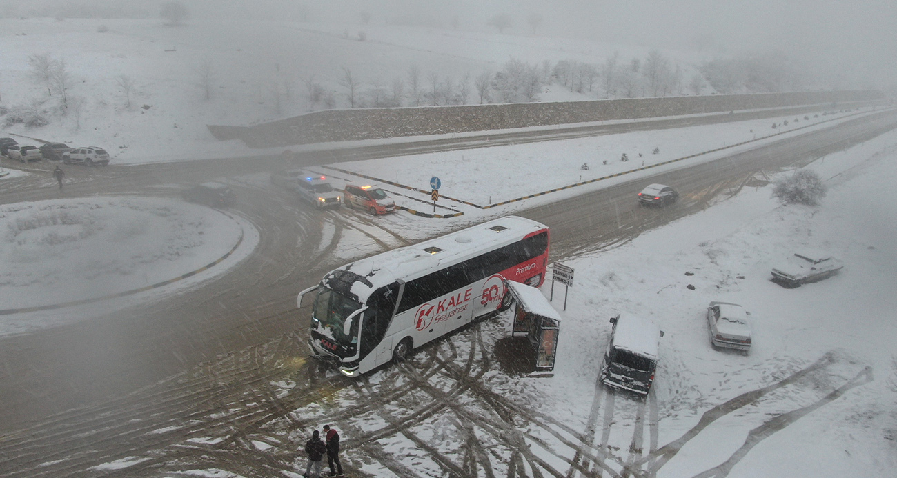 Kastamonu’nun Seydiler ilçesinde kar yağışının etkili olduğu yolda 10 aracın karıştığı kazada 6 kişi yaralandı.