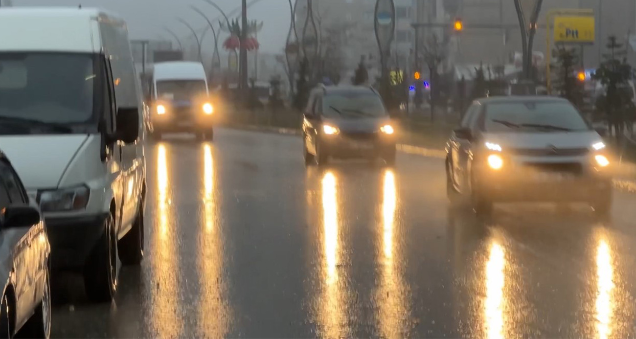  Hakkari’nin Yüksekova ilçesinde etkili olan sağanak, günlük yaşamı olumsuz etkiledi.
