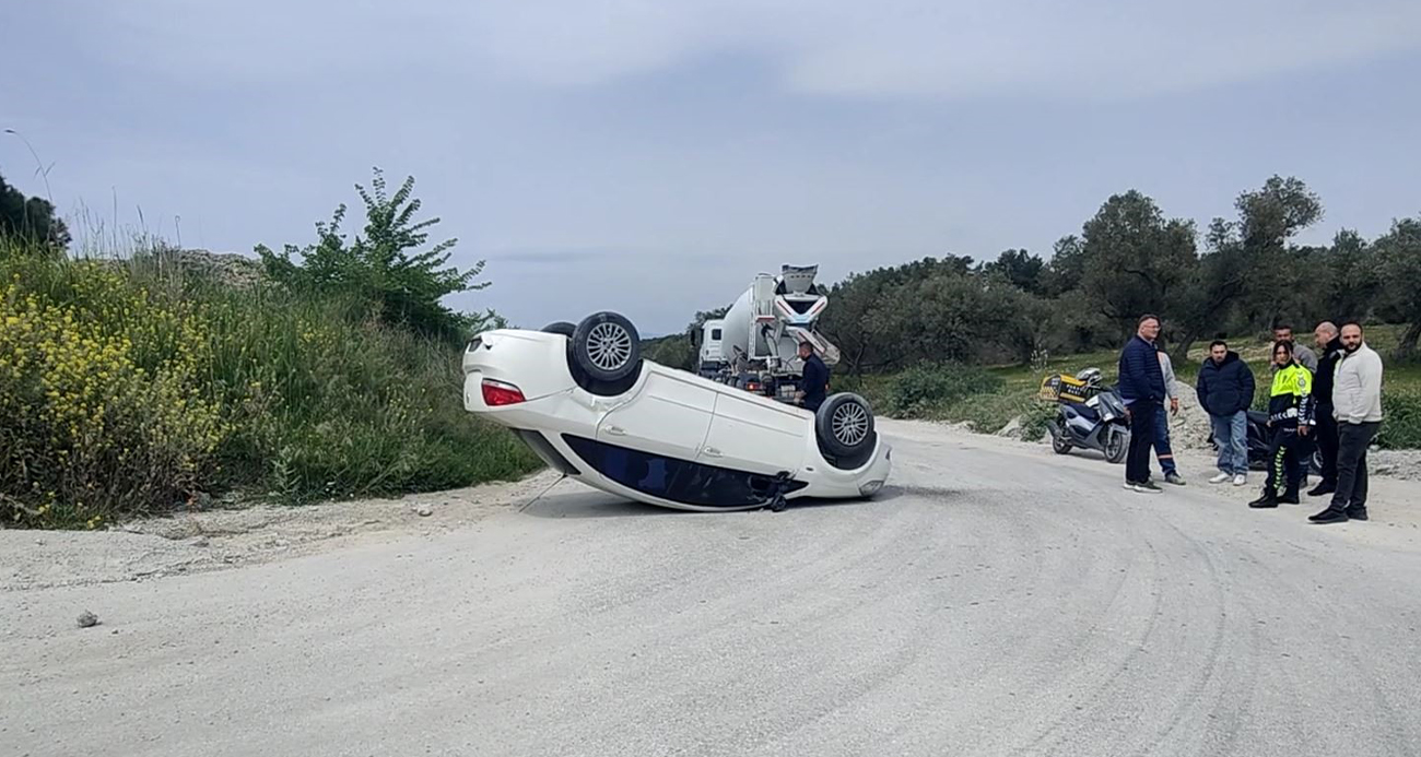 Aydın’ın Kuşadası ilçesinde yola çıkan beton mikserine çarpmamak için manevra yaptığı öğrenilen 80 yaşındaki sürücü, takla atan araçtan sağ kurtuldu.
