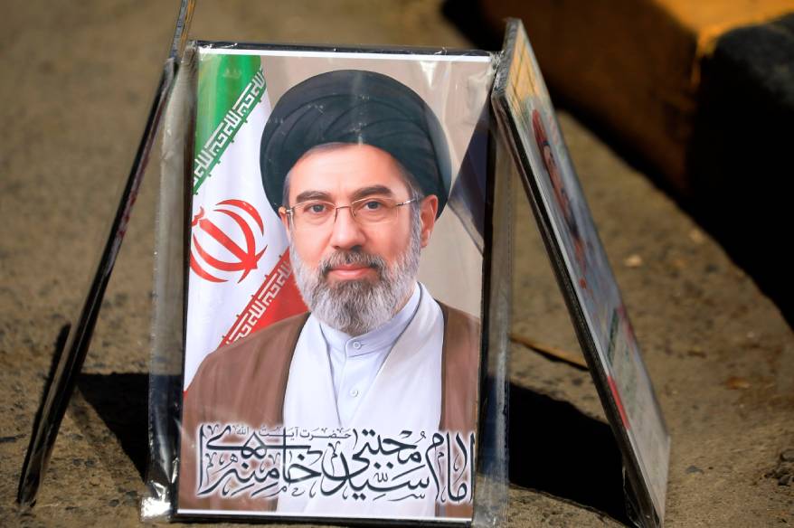 Reuters: "İran dini lideri Hamaney'in yüzü tanınmaz halde"